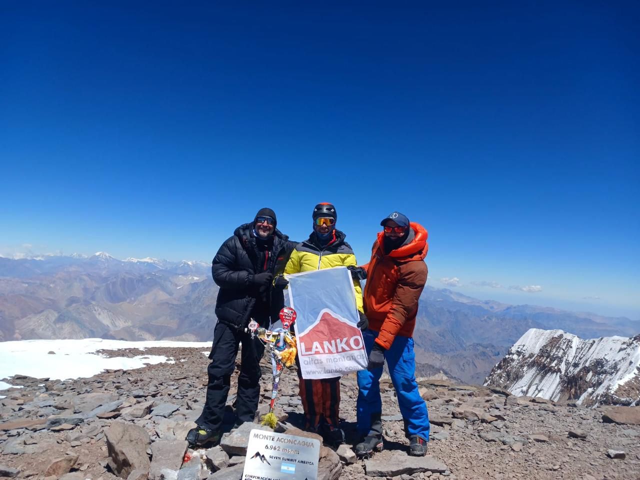 Expedicionistas de Lanko avanzando hacia la cumbre del Aconcagua